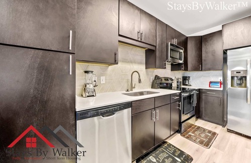 Cherry Condominio | StaysByWalker Midtown 2BR King Bed-Prime Location!
