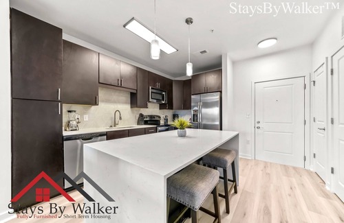 Cherry Condominio | StaysByWalker Midtown 2BR King Bed-Prime Location!