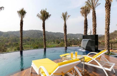Kishangarh Casa | StayVista at Brickwood Hill with Outdoor Infinity Pool & Jacuzzi