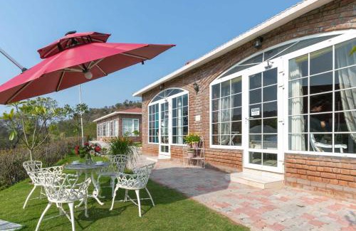 Kishangarh Casa | StayVista at Brickwood Hill with Outdoor Infinity Pool & Jacuzzi