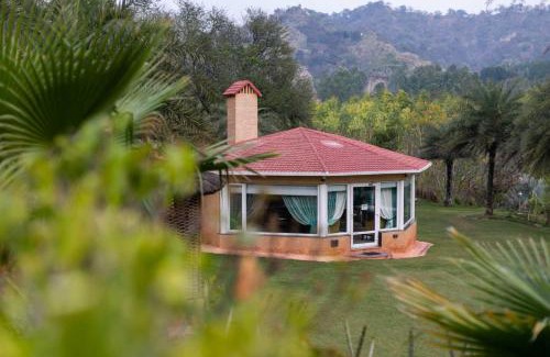 Kishangarh Casa | StayVista at Brickwood Hill with Outdoor Infinity Pool & Jacuzzi