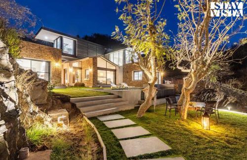 Bedla Villa | StayVista's Ikebana - Living By The Forest Edge - Mountain-view Villa with Infinity Pool, Lawn, & Indoor-Outdoor Games