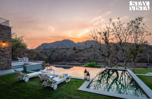 Bedla Villa | StayVista's Ikebana - Living By The Forest Edge - Mountain-view Villa with Infinity Pool, Lawn, & Indoor-Outdoor Games