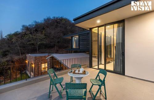 Bedla Villa | StayVista's Ikebana - Living By The Forest Edge - Mountain-view Villa with Infinity Pool, Lawn, & Indoor-Outdoor Games