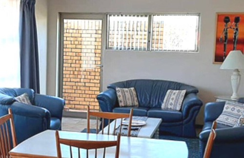 Kleinmond Apartamento | STEENBRAS 3 : 2bedr/ 1bathr first floor apartment, private lawn with BBQ