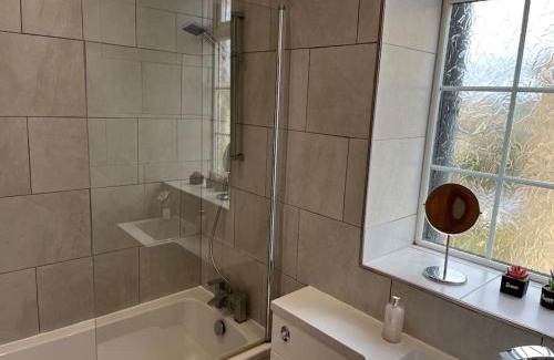 Pudsey Casa | Steeple View - A two bedroom 18th century cottage.