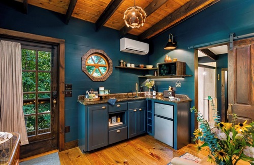 Mountain Rest Cabina | Stella Vista Treehouse Romantic Couples Only Retreat in Mountains, Walhalla SC