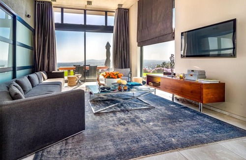 Trawal Villa | Stellar Guest Villa on Stunning Wine Farm