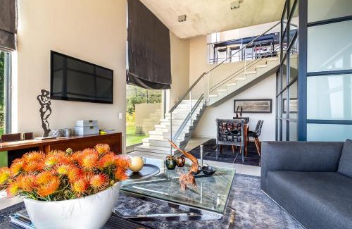 Trawal Villa | Stellar Guest Villa on Stunning Wine Farm