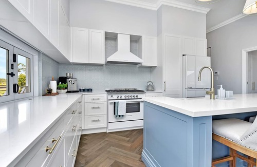 Lower Belford Casa | Stellaview Farmhouse, Newly Renovated in Heart of Hunter