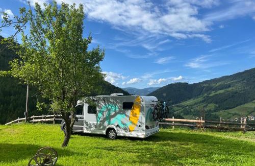 Rennweg am Katschberg Otro | Stellplatz mit Aussicht auf Bergbauernhof