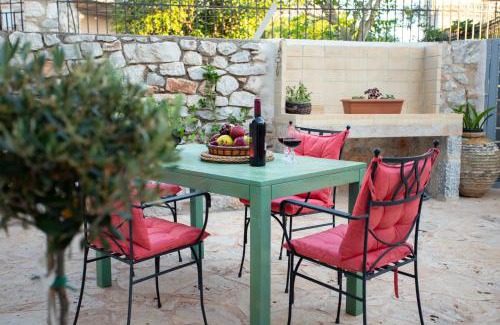 Omales Casa | Stenorougi Charias