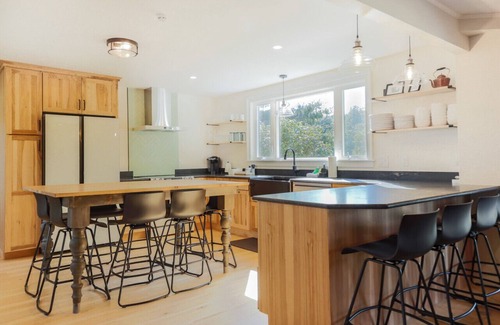 Boothbay Casa | Step Back in Time with Modern Comforts: Historic 1820s Farmhouse on Wade Pond