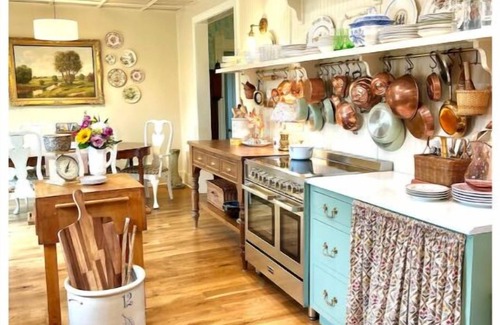 Dowagiac Otro | Step Inside a Magazine! Upscale Farmhouse on 3 acres. Hot Tub,Bocce Ball,Gardens