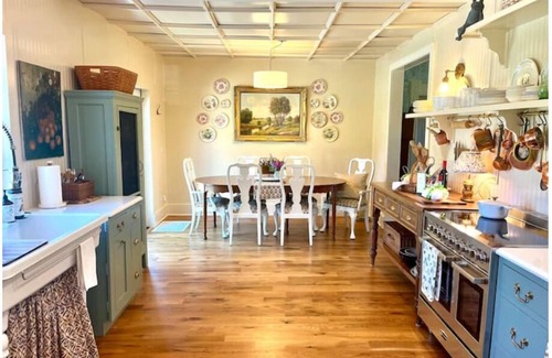 Dowagiac Otro | Step Inside a Magazine! Upscale Farmhouse on 3 acres. Hot Tub,Bocce Ball,Gardens