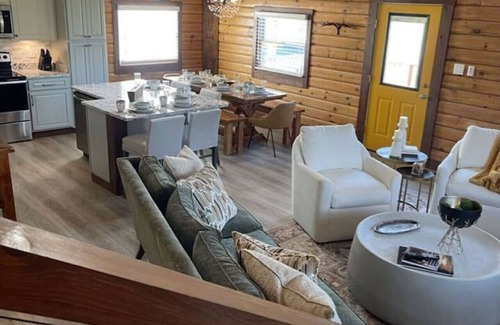 Davis Chalet De Esquí | Step Inside the Yellow Door – Your Mountain Chalet Escape Awaits