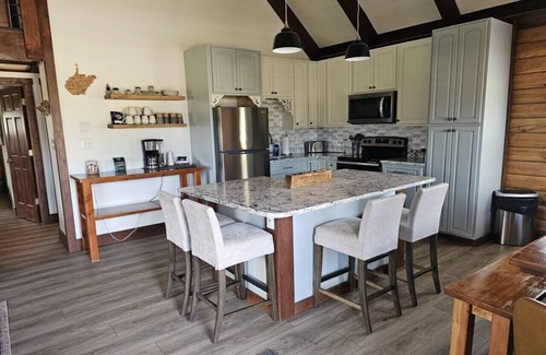 Davis Chalet De Esquí | Step Inside the Yellow Door – Your Mountain Chalet Escape Awaits