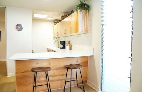 Mission Hills Apartamento | Step inside this home and discover a unique blend of mid-century retro-chic, where classic design meets a lively, modern sensibility with clean lines, warm woods, and pops of vibrant color that transport you to a cooler, more carefree era.