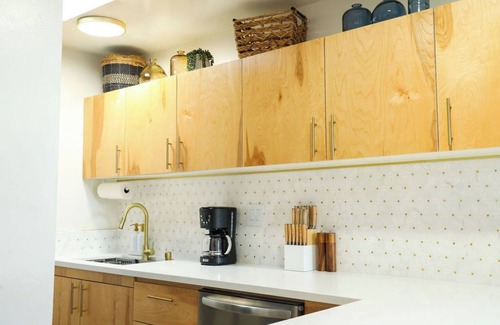 Mission Hills Apartamento | Step inside this home and discover a unique blend of mid-century retro-chic, where classic design meets a lively, modern sensibility with clean lines, warm woods, and pops of vibrant color that transport you to a cooler, more carefree era.