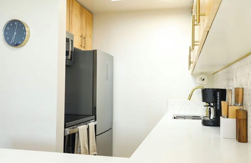 Mission Hills Apartamento | Step inside this home and discover a unique blend of mid-century retro-chic, where classic design meets a lively, modern sensibility with clean lines, warm woods, and pops of vibrant color that transport you to a cooler, more carefree era.