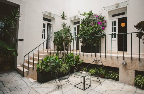 Barrio Doctores Casa | Step into a beautifully preserved historic home in the heart of Roma Norte — one of Mexico City’s most iconic neighborhoods. This 8-bedroom residence blends original charm with modern comfort, featuring private bathrooms, a charming rooftop.