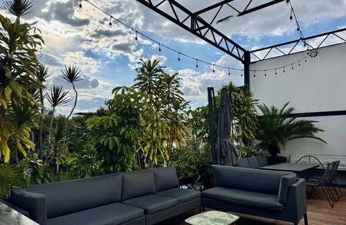 Barrio Doctores Casa | Step into a beautifully preserved historic home in the heart of Roma Norte — one of Mexico City’s most iconic neighborhoods. This 8-bedroom residence blends original charm with modern comfort, featuring private bathrooms, a charming rooftop.