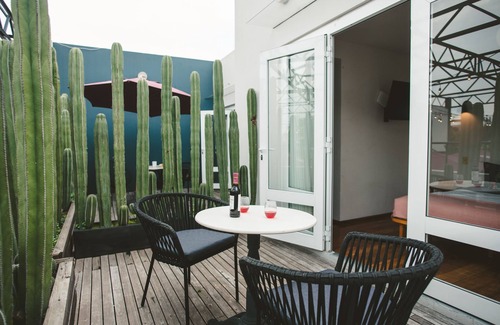 Barrio Doctores Casa | Step into a beautifully preserved historic home in the heart of Roma Norte — one of Mexico City’s most iconic neighborhoods. This 8-bedroom residence blends original charm with modern comfort, featuring private bathrooms, a charming rooftop.