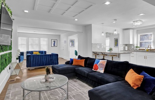 North Druid Hills Casa | Step into a world of spacious elegance as you enter this carefully curated home