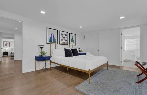 North Druid Hills Casa | Step into a world of spacious elegance as you enter this carefully curated home