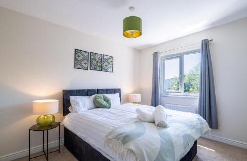 Newport Apartamento | Step Into the Past, Stay for the Memories, Historic 3-Bed Home near Monmouth Castle, Sleeps 5, Parking & Wi-Fi