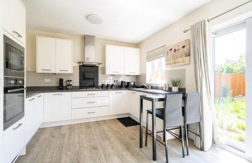 Newport Apartamento | Step Into the Past, Stay for the Memories, Historic 3-Bed Home near Monmouth Castle, Sleeps 5, Parking & Wi-Fi