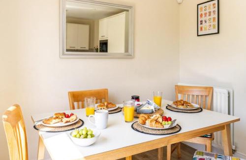 Newport Apartamento | Step Into the Past, Stay for the Memories, Historic 3-Bed Home near Monmouth Castle, Sleeps 5, Parking & Wi-Fi