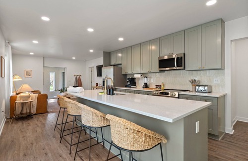 Clintonville Apartamento | Step into The Rose, this idyllic Clintonville remodel. Top Neighborhood of 2023.