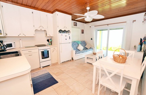 Spanish Wells Cabaña | ¡Sal de tu porche y entra a la playa! 1 cama / 1 baño Cottage en zona tranquila