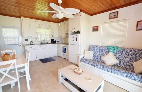 Spanish Wells Cabaña | ¡Sal de tu porche y entra a la playa! 1 cama / 1 baño Cottage en zona tranquila