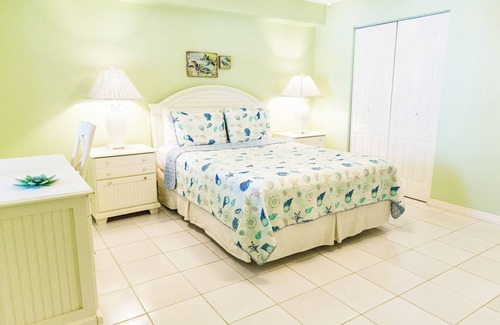 Savannah Condominio | Step Out on Sand! Beach Home with Amazing Patio and Ocean Views!