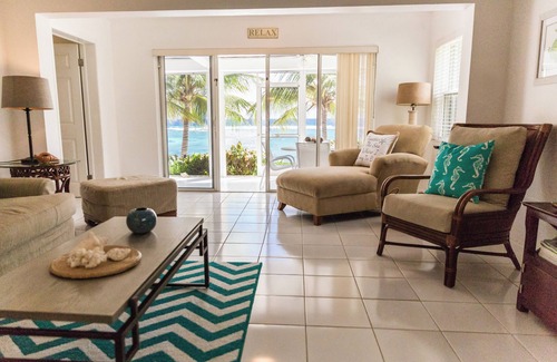 Savannah Condominio | Step Out on Sand! Beach Home with Amazing Patio and Ocean Views!