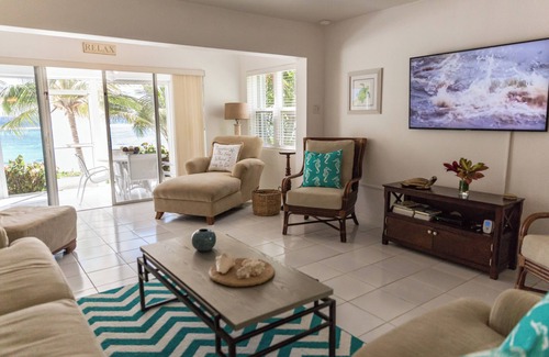Savannah Condominio | Step Out on Sand! Beach Home with Amazing Patio and Ocean Views!