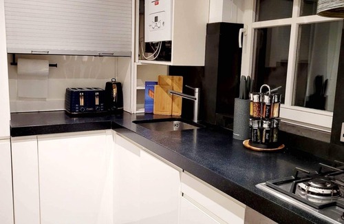 Tower Hamlets Casa | Stepney Green Gated Area with Parking & Garden