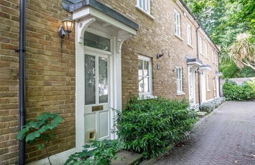 Tower Hamlets Apartamento | Stepney Green Gated Area with Parking & Garden
