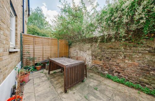 Tower Hamlets Apartamento | Stepney Green Gated Area with Parking & Garden