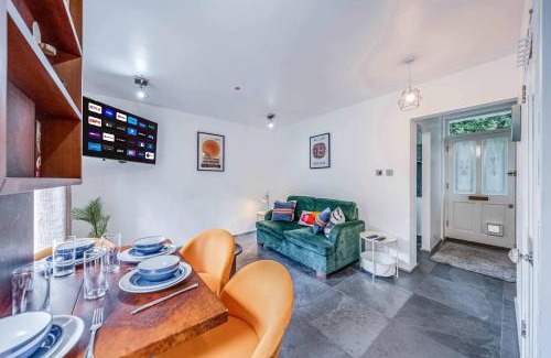 Tower Hamlets Apartamento | Stepney Green Gated Area with Parking & Garden