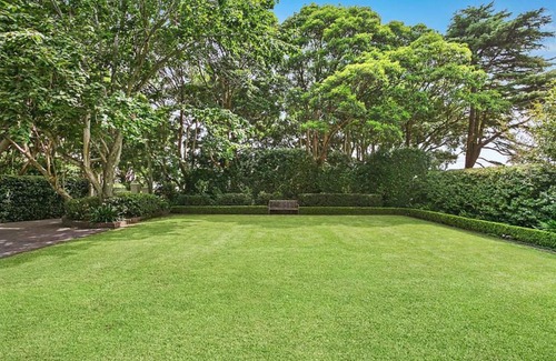 Bellevue Hill Villa | Stepping inside the dignified gates of this stately