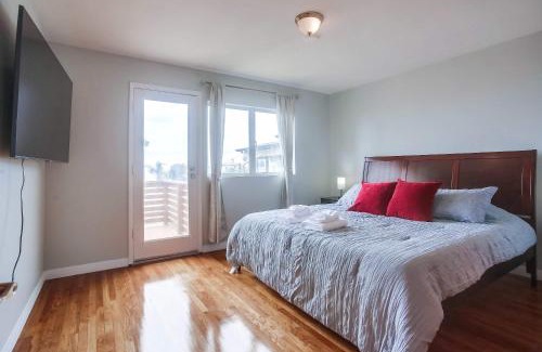 North Pacific Beach Casa | Steps 2 Ocean & Surfing Ocean Views Rooftop Deck