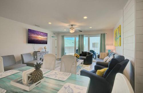 Madeira Beach Apartamento | Steps across from Madeira Beach, heated pool- Luxury 3 bedrooms, 3 full bathrooms