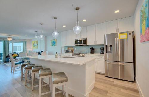 Madeira Beach Apartamento | Steps across from Madeira Beach, heated pool- Luxury 3 bedrooms, 3 full bathrooms