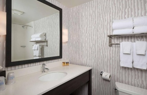 Newport Hotel | Steps Away from Breathtaking Beach | Ocean View Stay w/ Indoor Pool