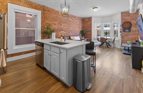 Lockerbie Square Apartamento | Steps Away From Mass Ave in Heart of Indy with Balcony