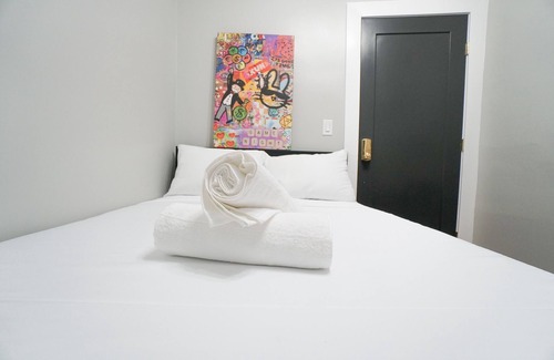 Hackensack River Waterfront Casa | Steps away from NYC light rail. Easy Commute