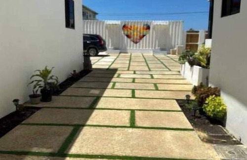 Whitehouse Cabina | Steps away from the beach! Cabin Life @ Happy Life Villas